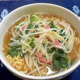 サニーレタスともやし炒めの味噌ラーメン